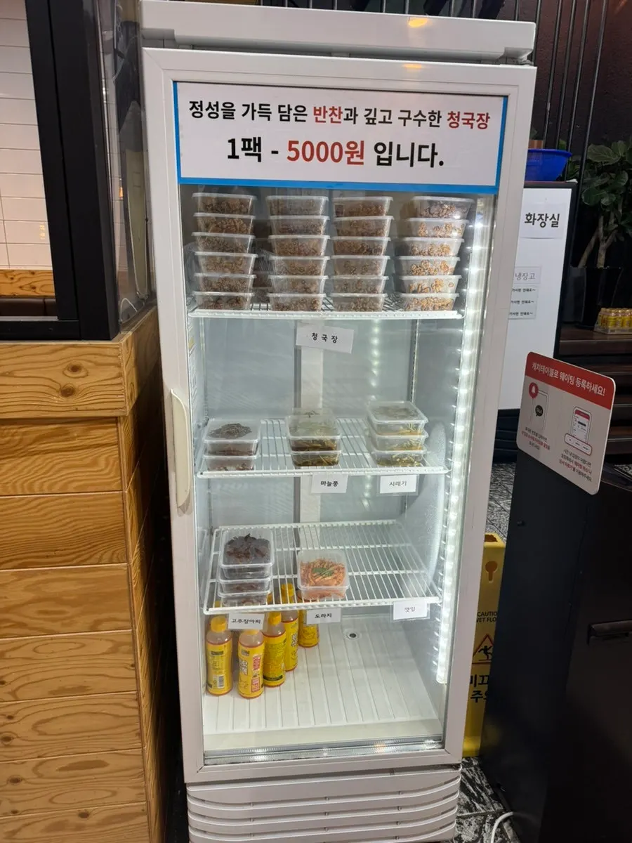 식사를 마친 뒤 비워진 반찬 그릇들