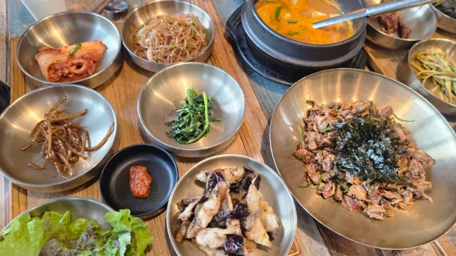 뚝배기에 담겨 나온 청국장