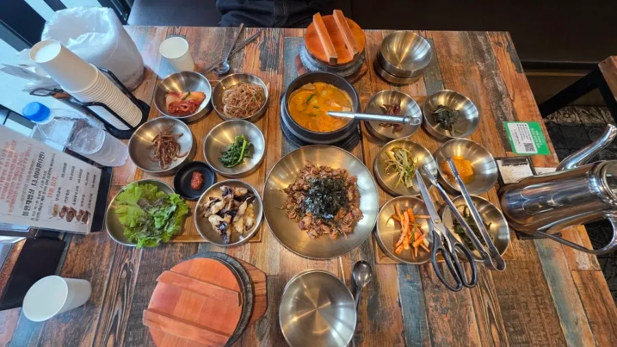 반찬을 가져다 먹는 셀프바