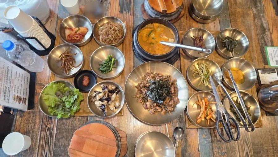 셀프바에 놓인 나물과 조림 반찬