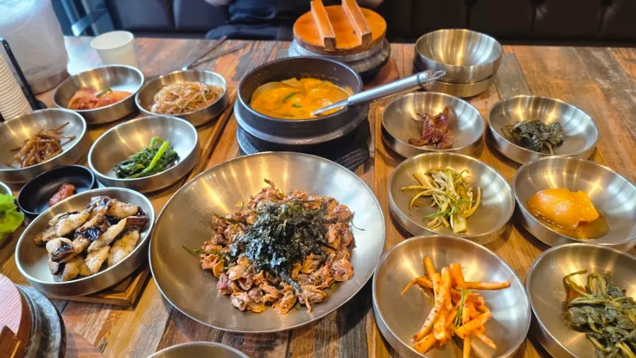 부천 까치울 한식 일요일 커플 2인 인당 21,000원 꼬막무침, 김명주뜰안채밥상