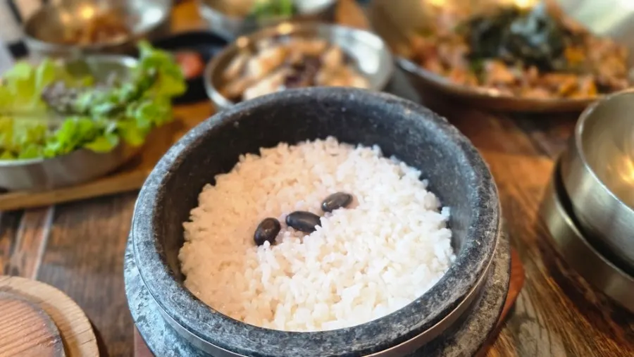 돌솥밥과 함께 차려진 한 상