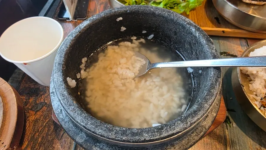 뚜껑을 연 돌솥밥