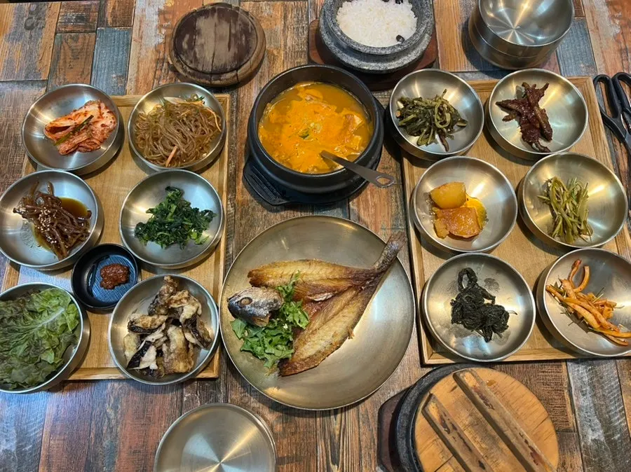 Tteuranchae Bapsang and borigulbi meal spread