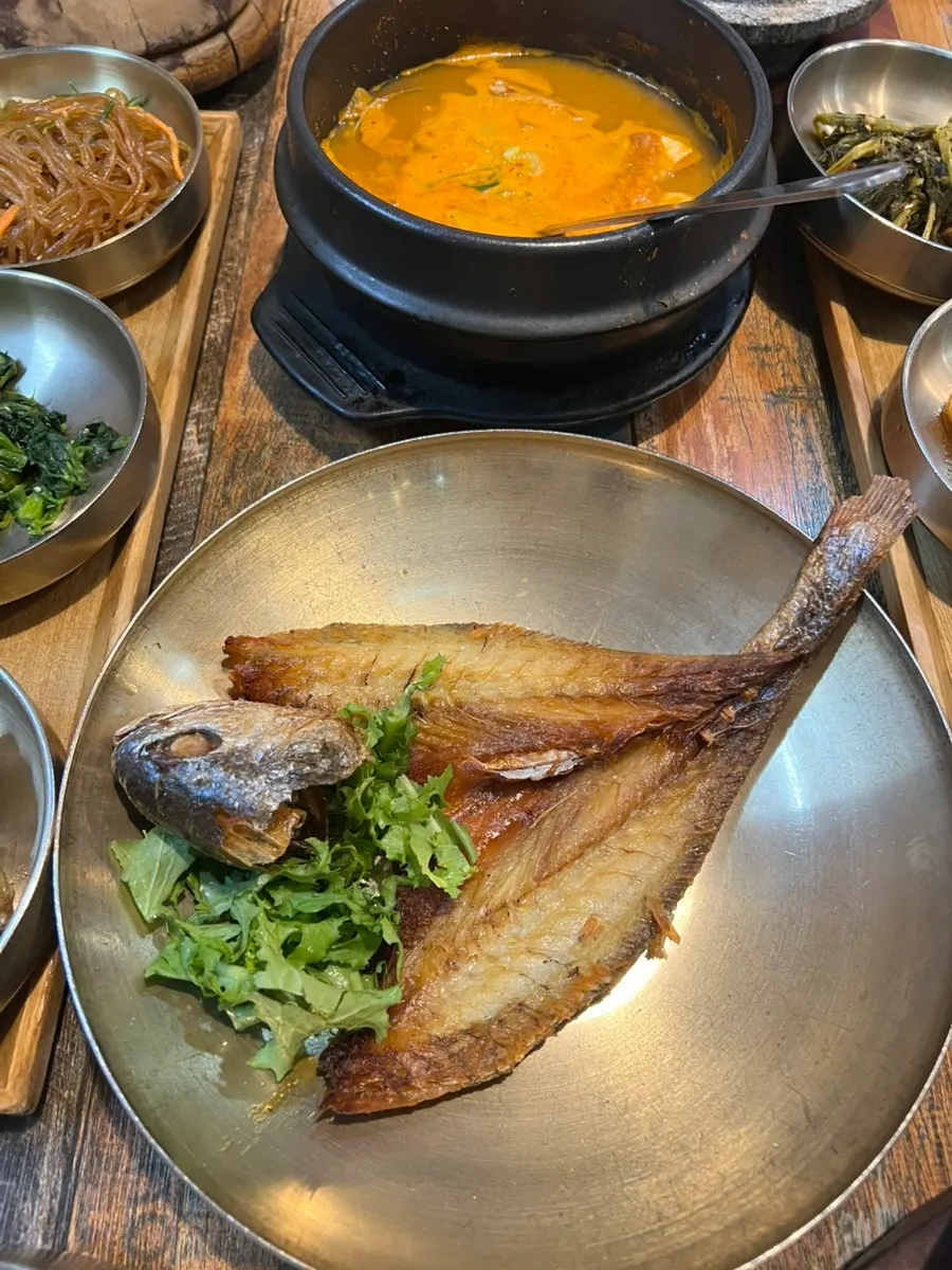 Seasoned vegetable side dishes and fried eggplant