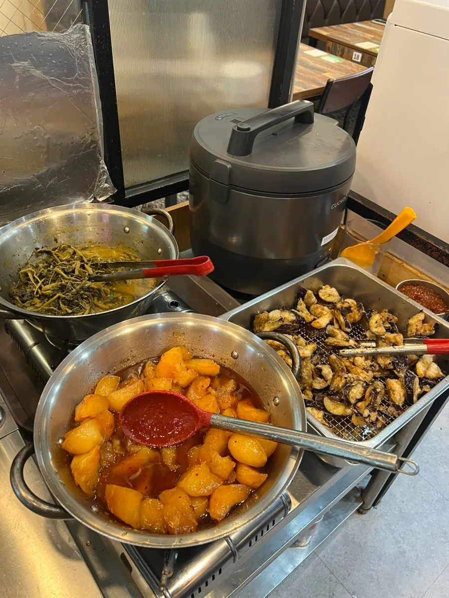 Cheonggukjang and Korean set-meal side dishes
