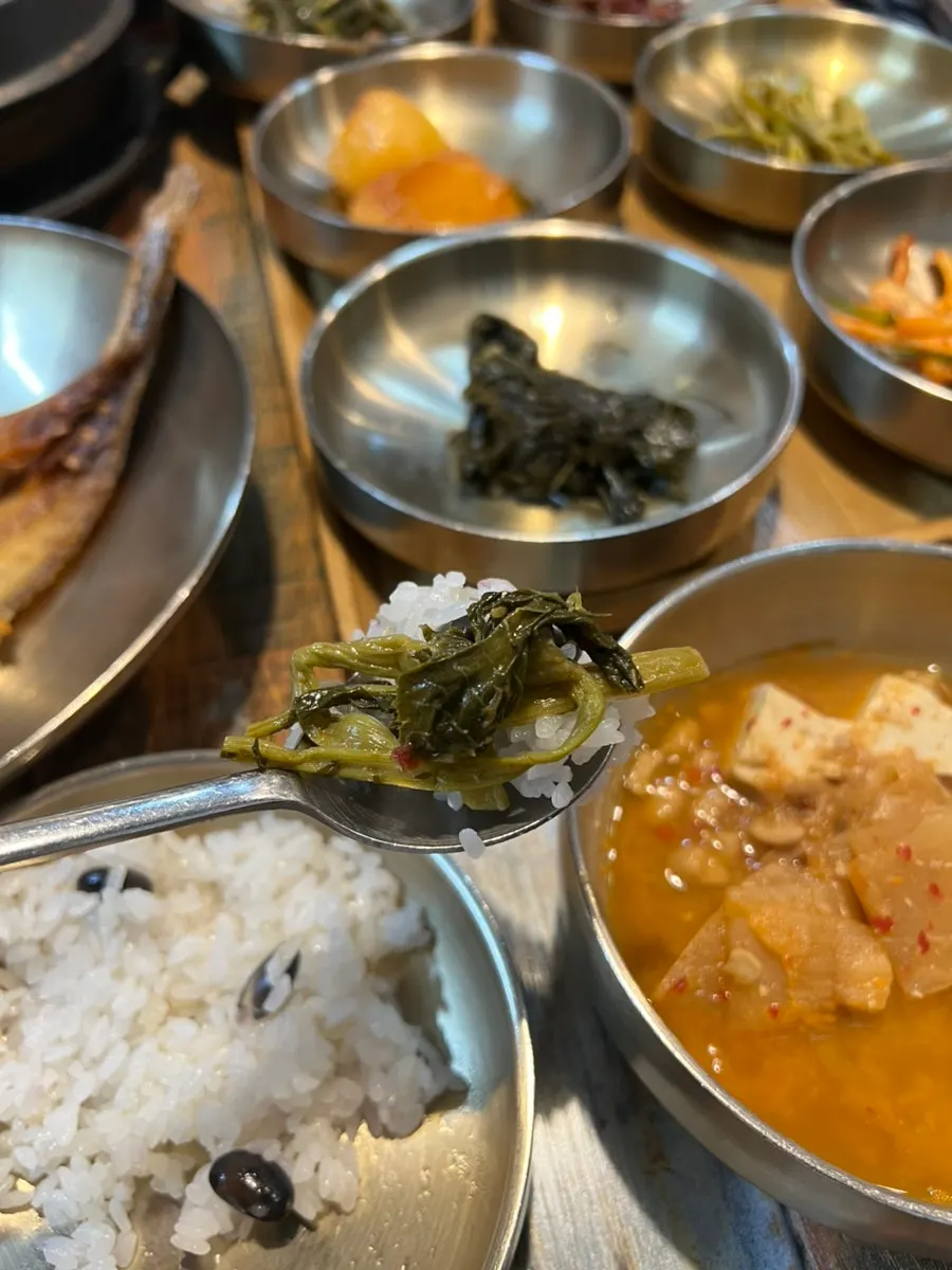 Side dishes available for refill at the self-service bar