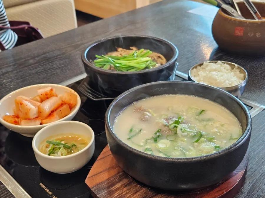 특설렁탕과 뚝배기불고기 한 상 차림