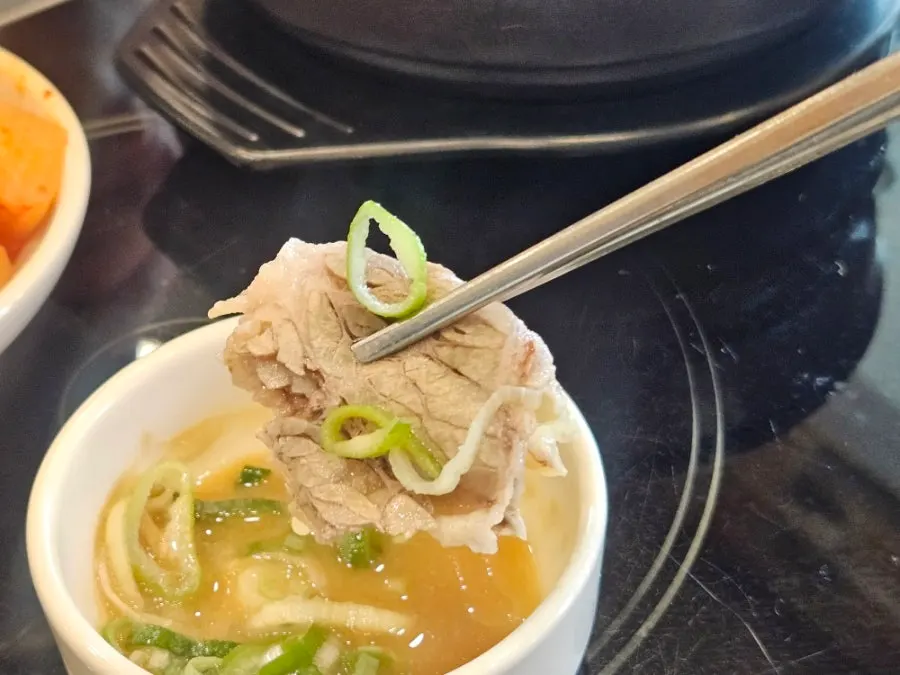 소스에 찍어 먹는 설렁탕 고기