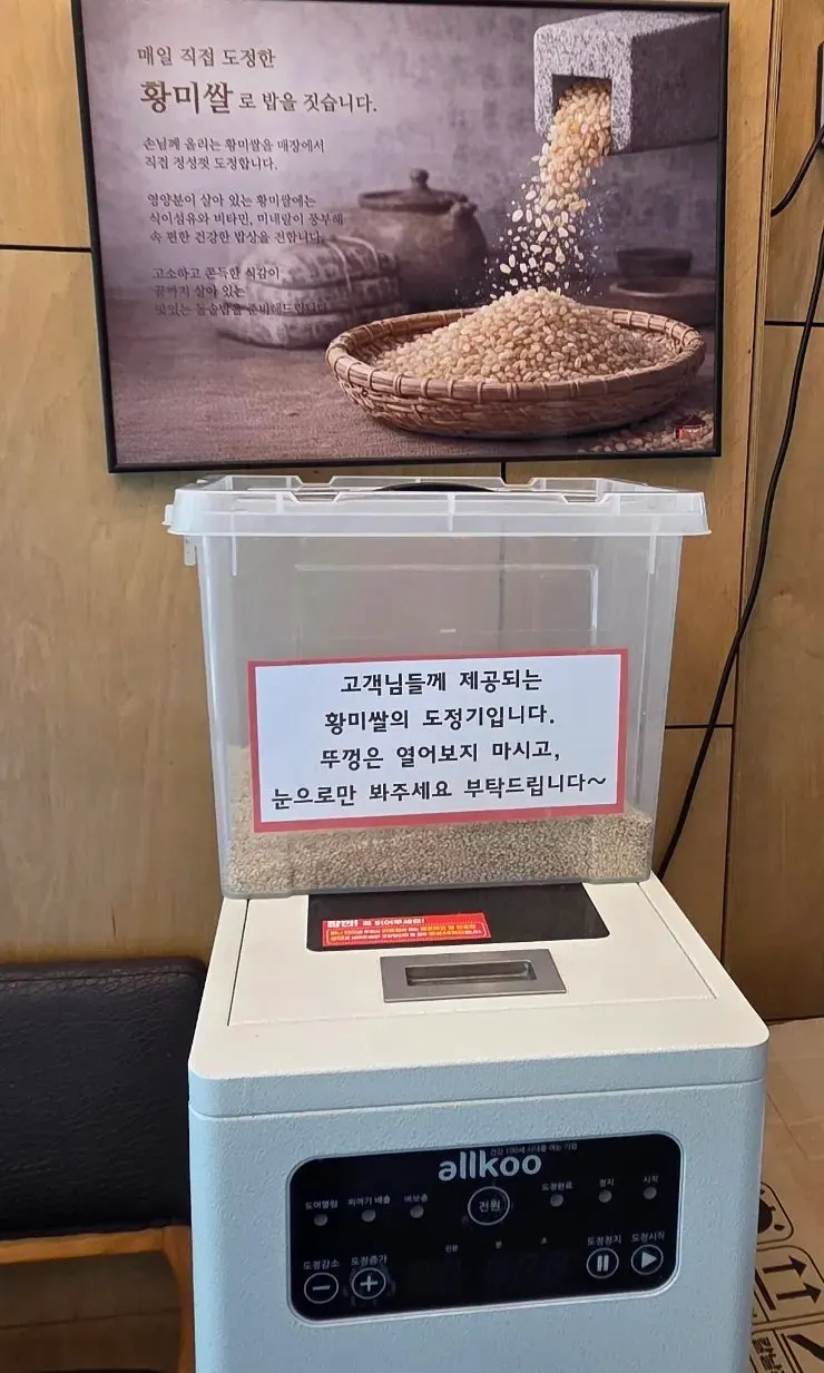 주차 관리 요원이 있는 식당 주차장