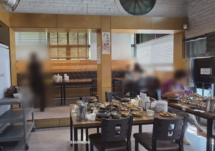 넓은 한정식 식당 내부 공간