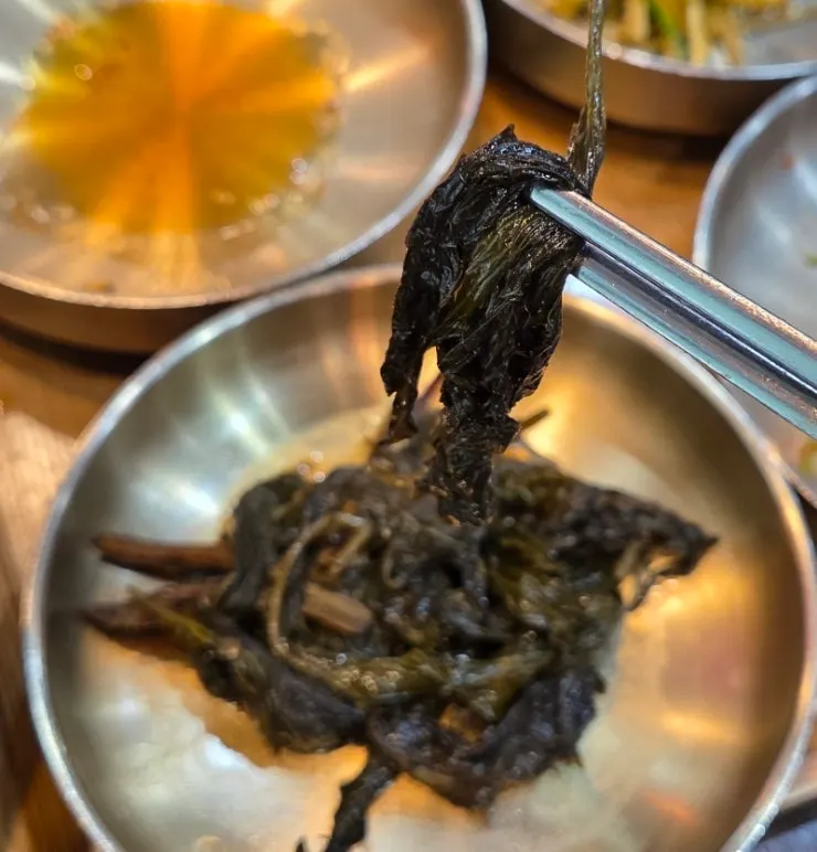 황게간장게장과 한식 반찬 상차림