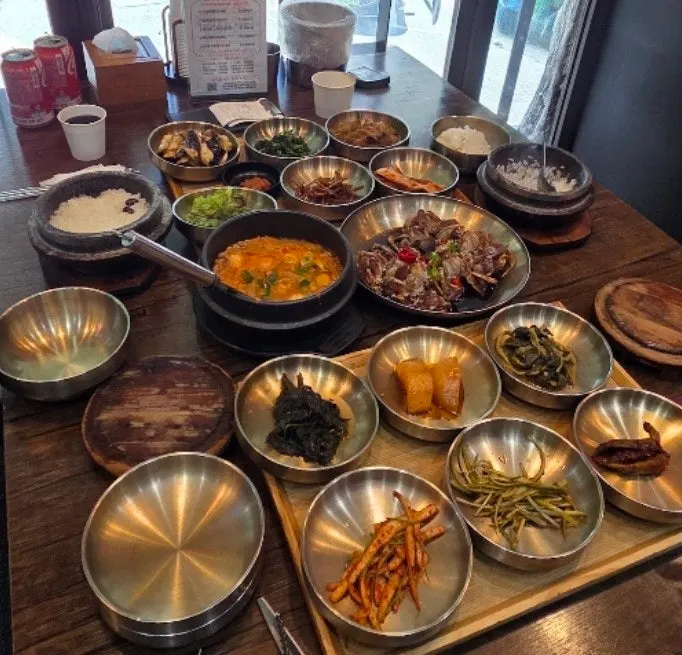 친절한 응대가 인상적인 식당 모습