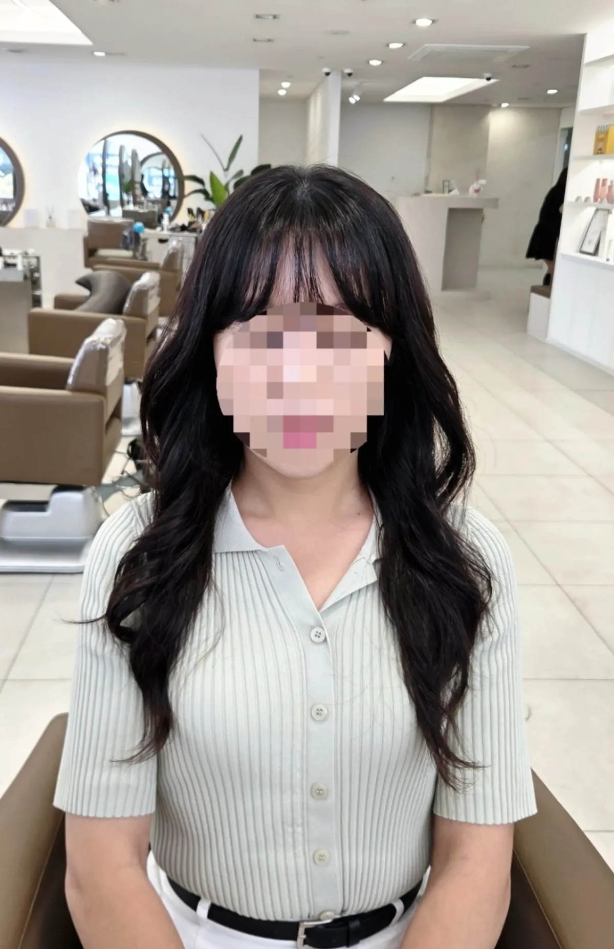 레이어드 펌을 마친 긴 머리 스타일