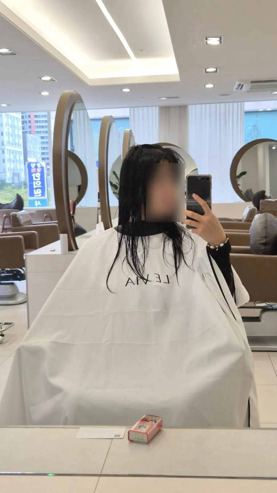 탈색 흔적이 남은 모발 끝부분 상태