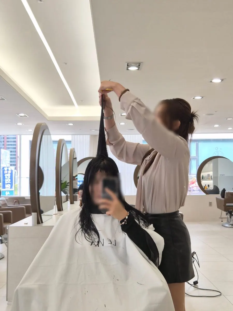 커트를 시작하기 전 모발 상담 장면