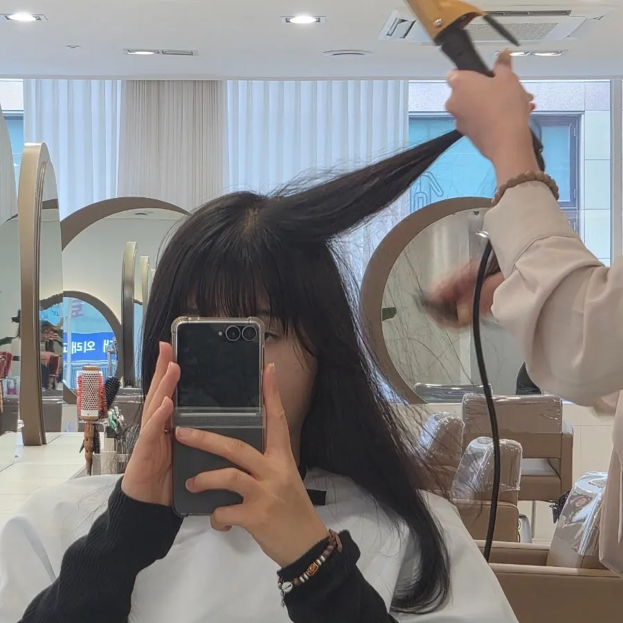 마지막 드라이를 마친 헤어 스타일