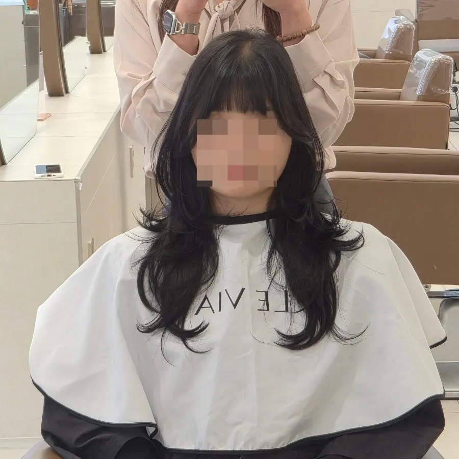 앞머리까지 정돈된 완성 헤어