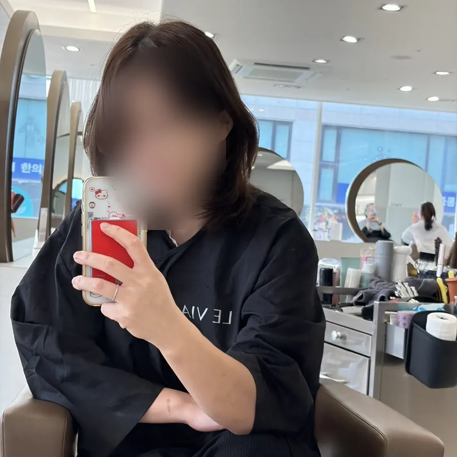 毛先にカールが加わった落ち着いた長い髪