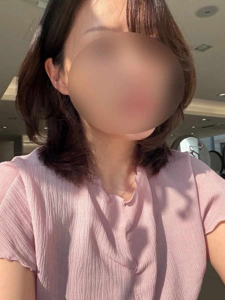 Natural C-curl hairstyle seen from the front