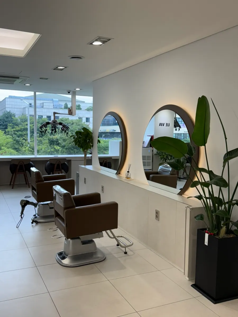 Salon seating with a café-like atmosphere