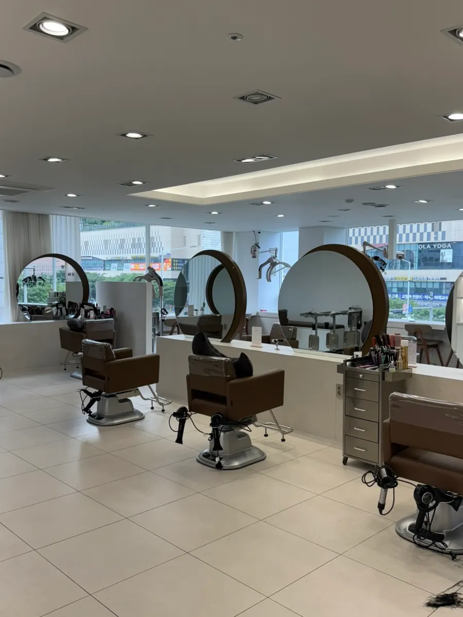Spacious service area of the 100-pyeong salon