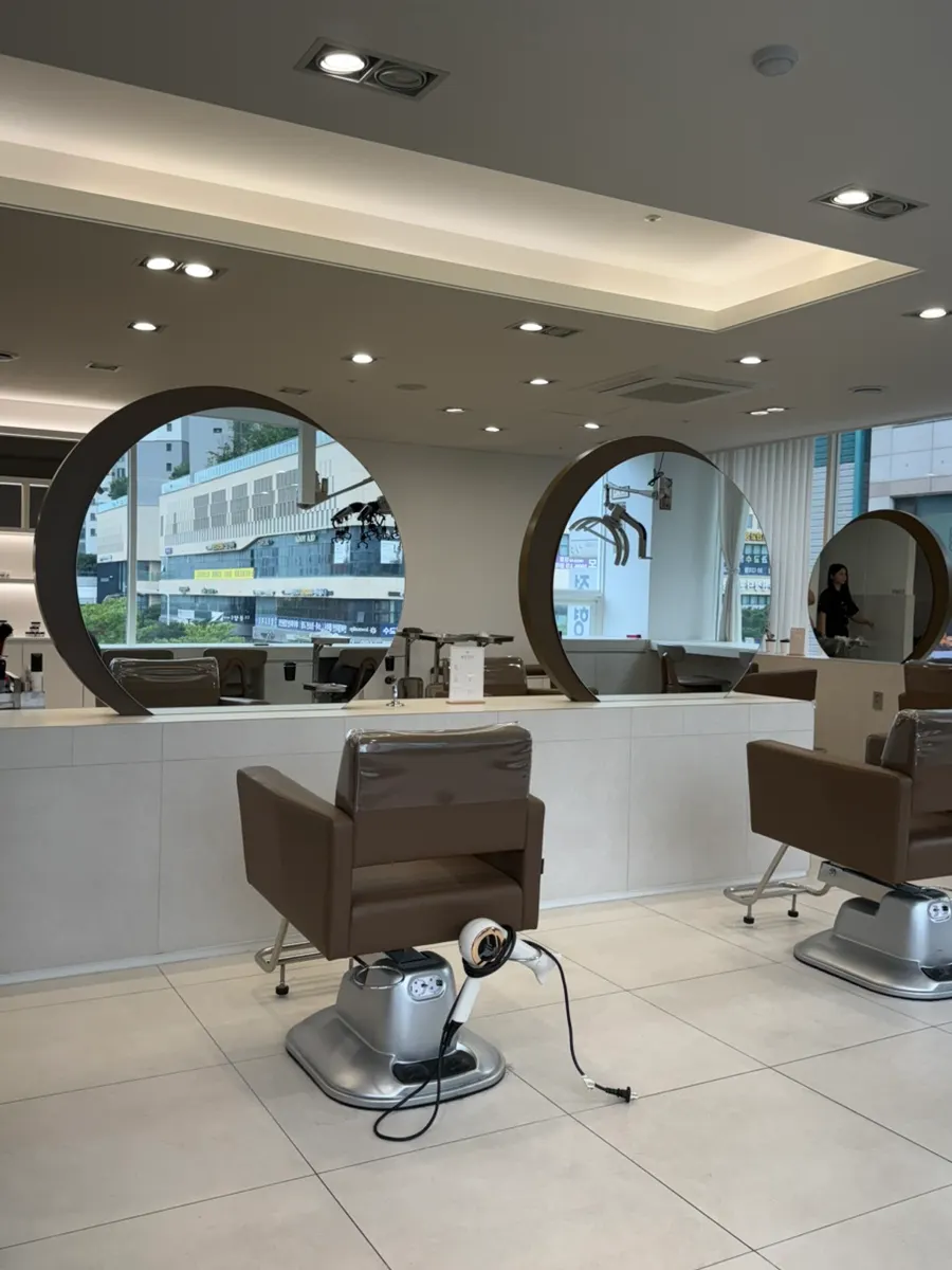 Service seat with a round mirror