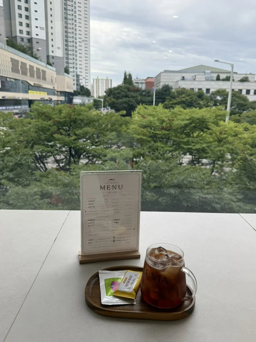 Americano and lemon kombucha that were ordered