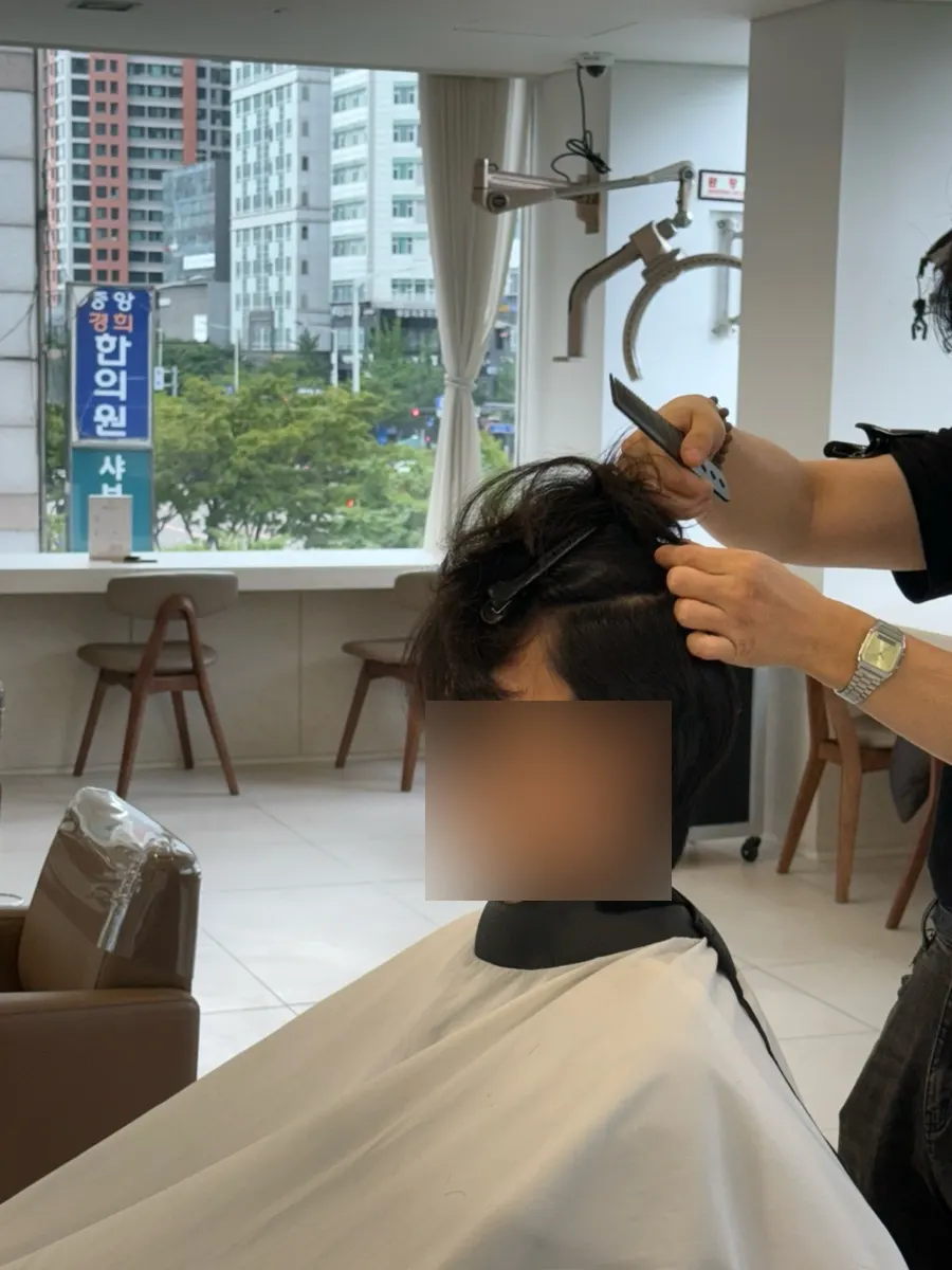 남성 커트를 진행하는 시술 장면