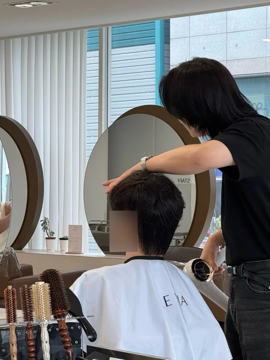 Men's perm being processed on the Medusa machine