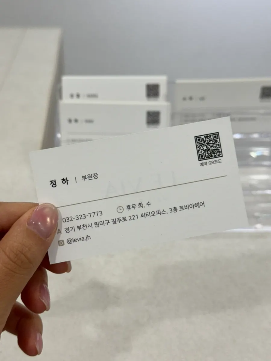 Deputy director Jeongha's final styling touches