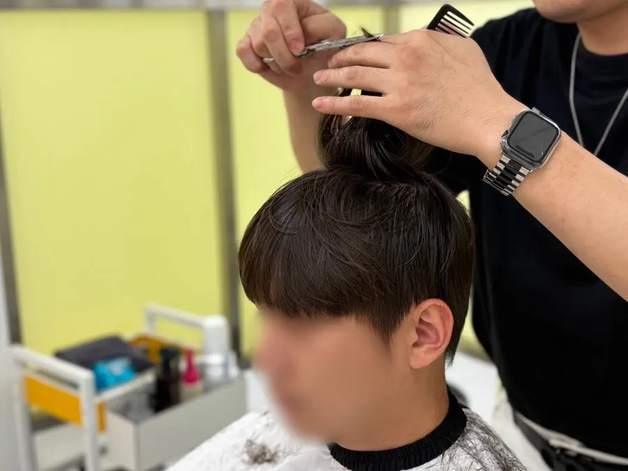 옆머리와 뒷머리를 정리하는 커트