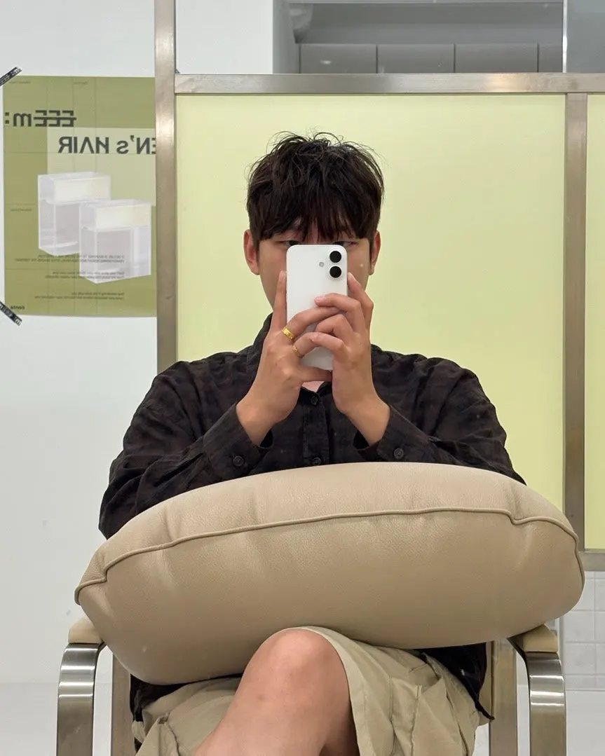 자연스럽게 정돈된 구렛나루와 헤어라인