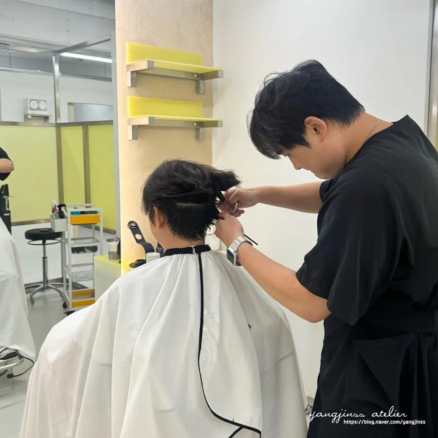 Manager cutting hair after adjusting the length