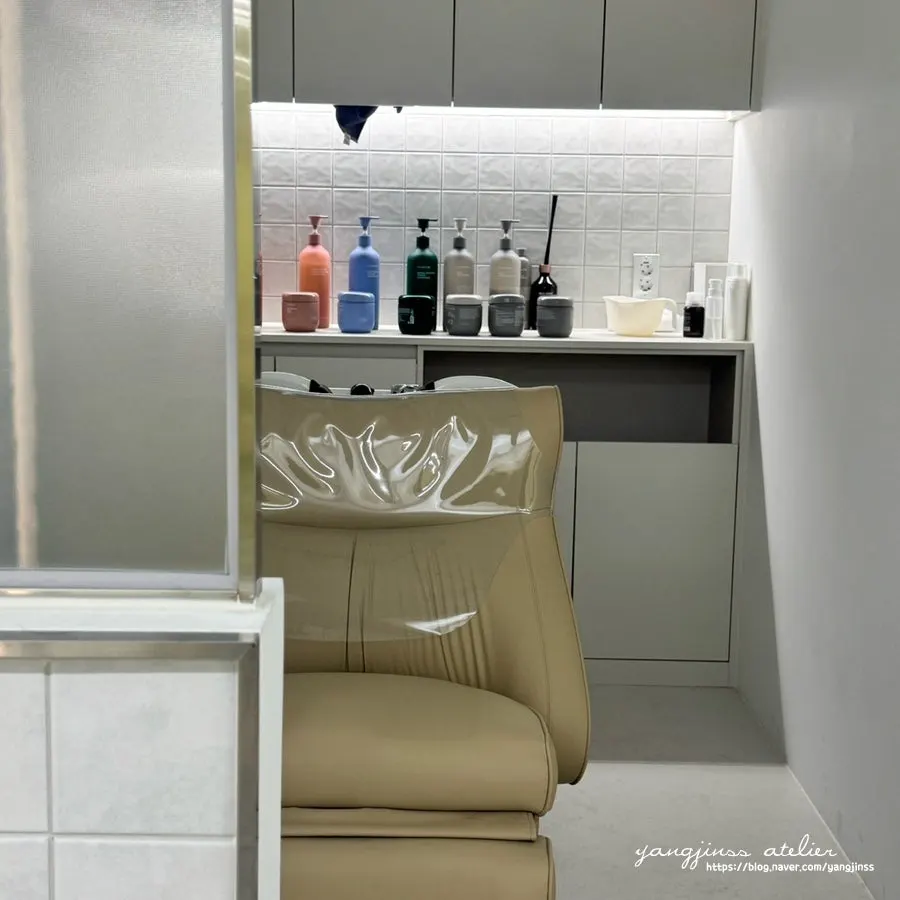 Shampoo room scene at Ieum Men's Hair