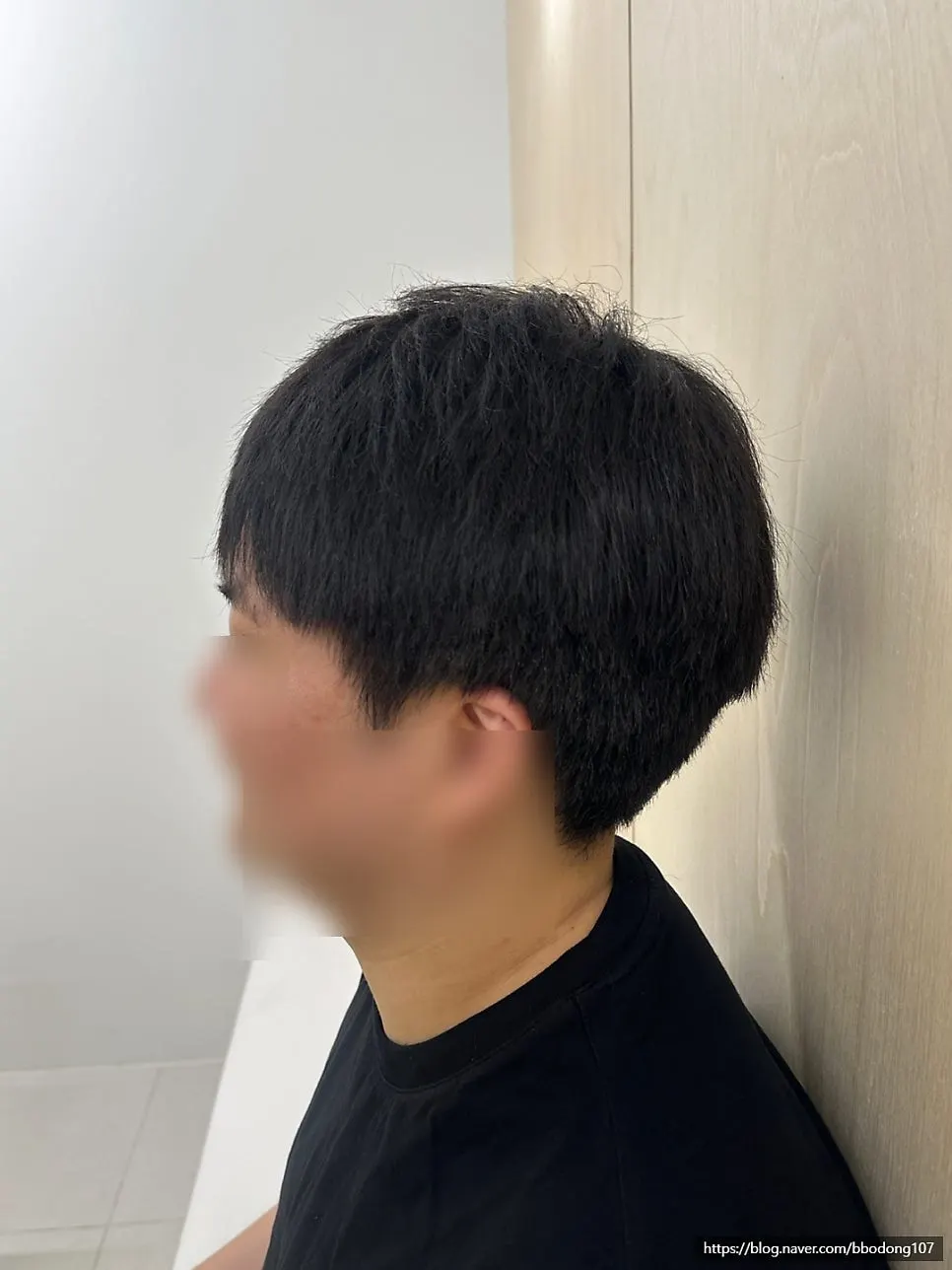 Side view of damaged hair before the treatment
