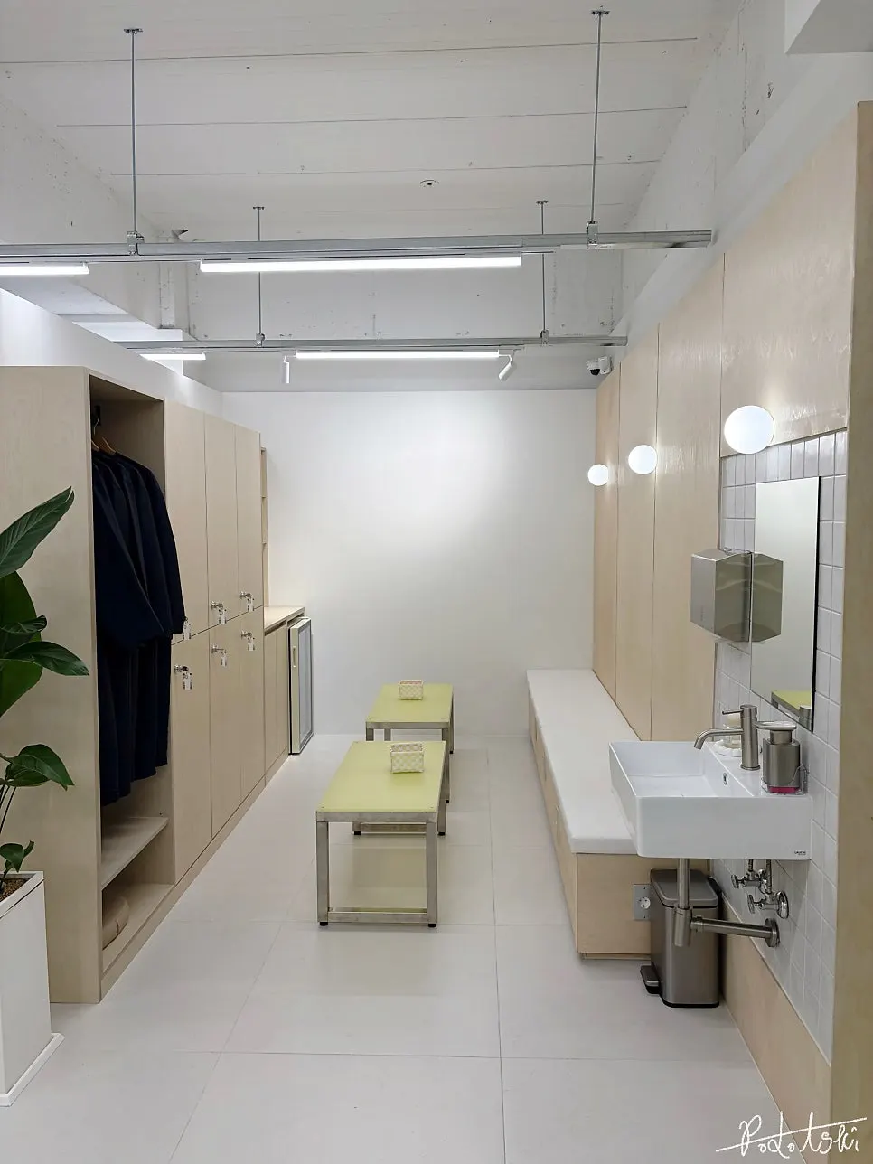 Waiting area for companions at the salon