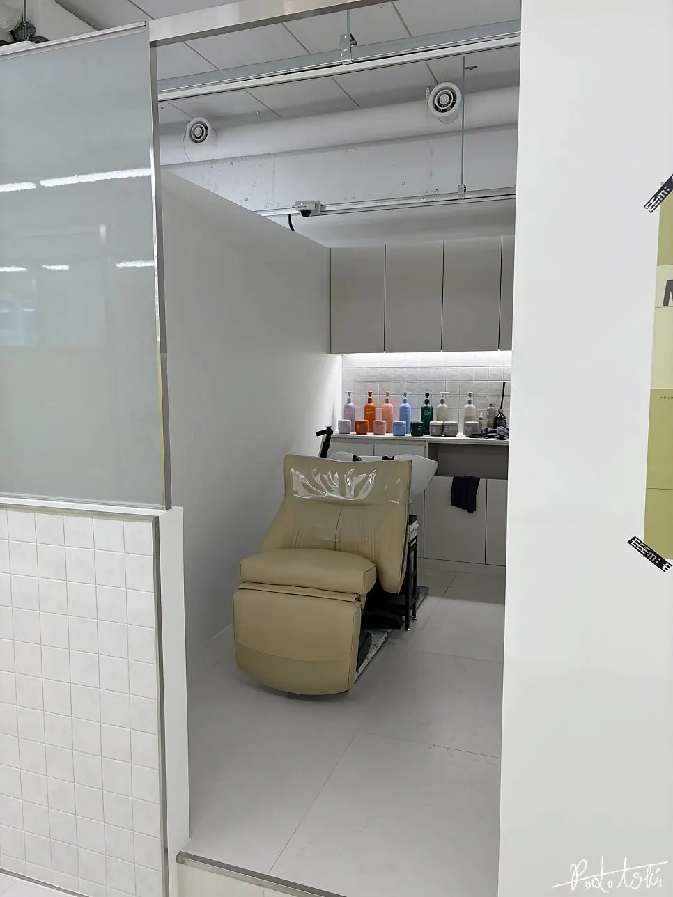 Shampoo room divided into individual booths