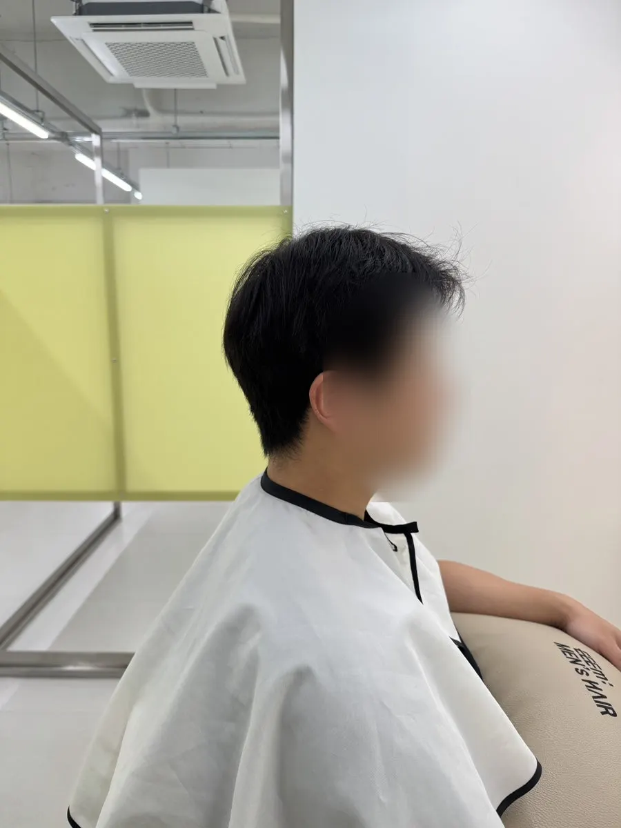Waiting area at Ieum Men's Hair Bucheon City Hall Station Branch