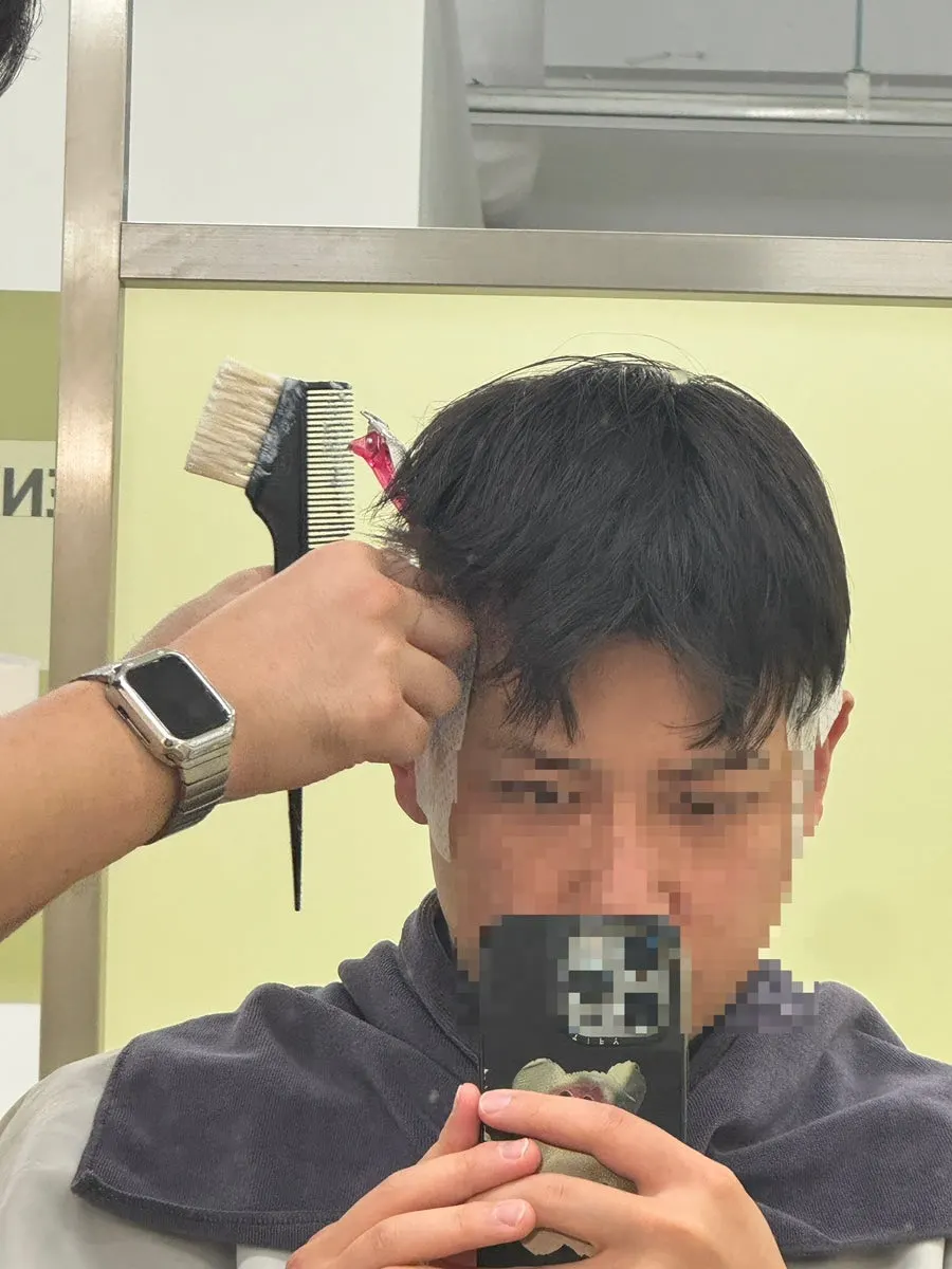 One-on-one consultation checking head shape