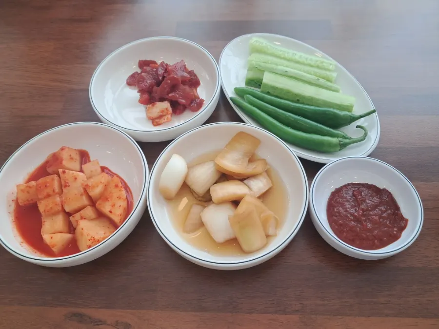 깍두기와 채소 기본 반찬