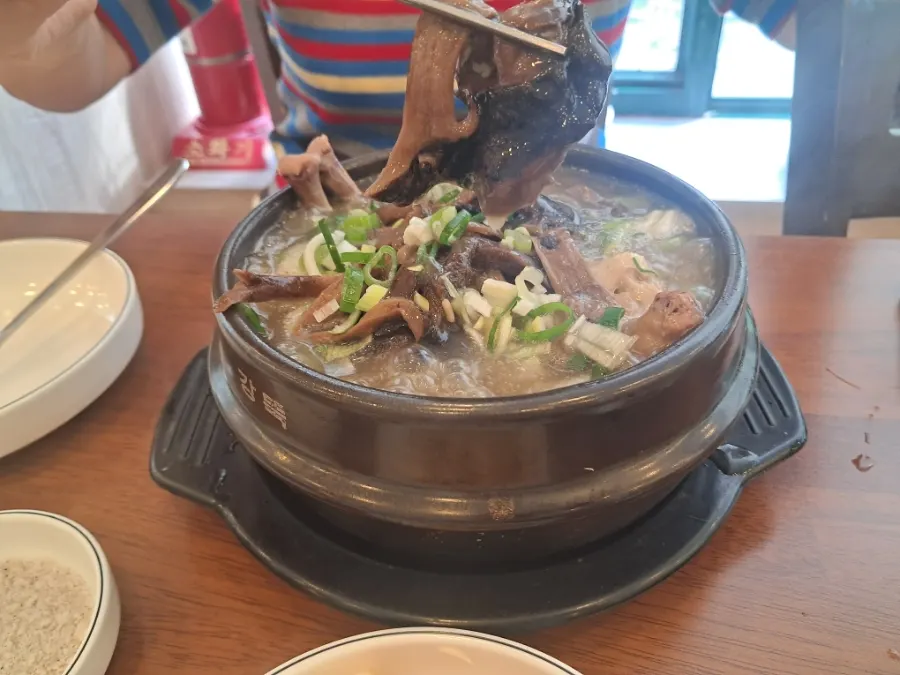 푸짐하게 담긴 능이버섯 삼계탕