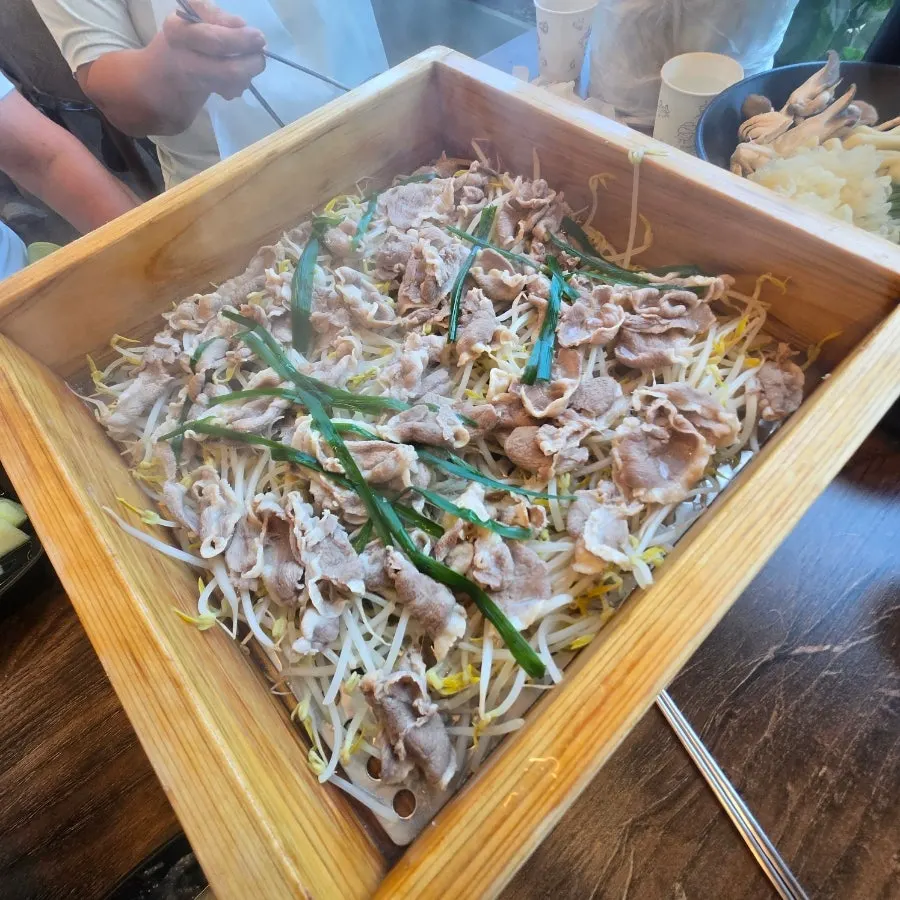 야채사리와 떡사리를 곁들인 한상