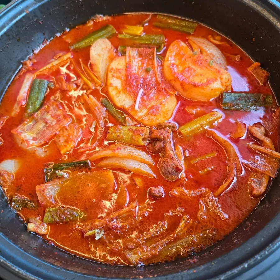 삼색볶음밥을 포함한 식사 구성