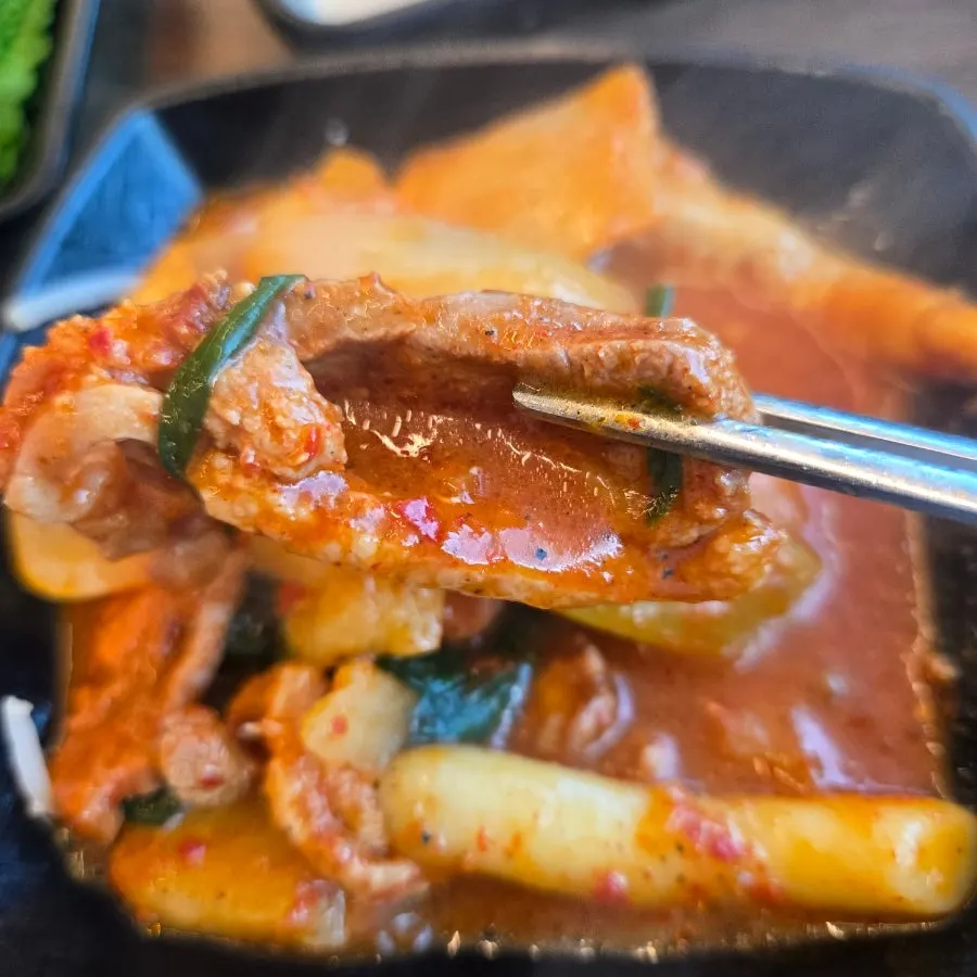 오리 편백찜 소스와 야채 구성