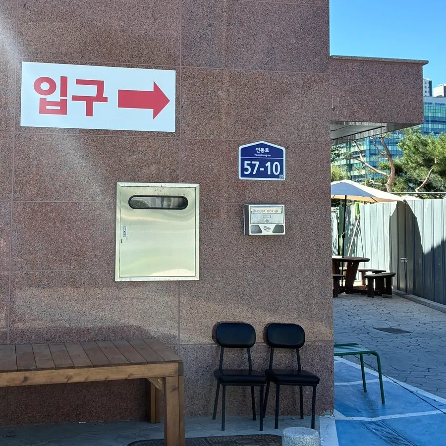 Large free parking lot right in front of the restaurant