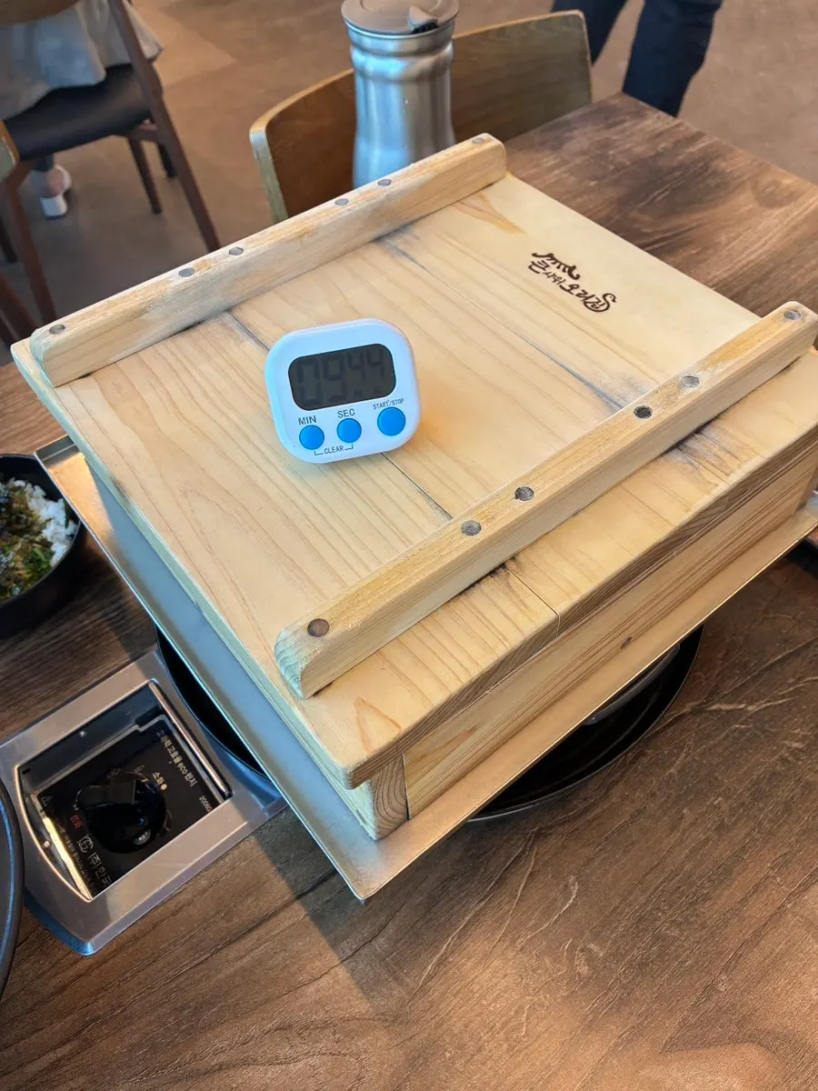 Table setting with the lidded cedar duck steamer box