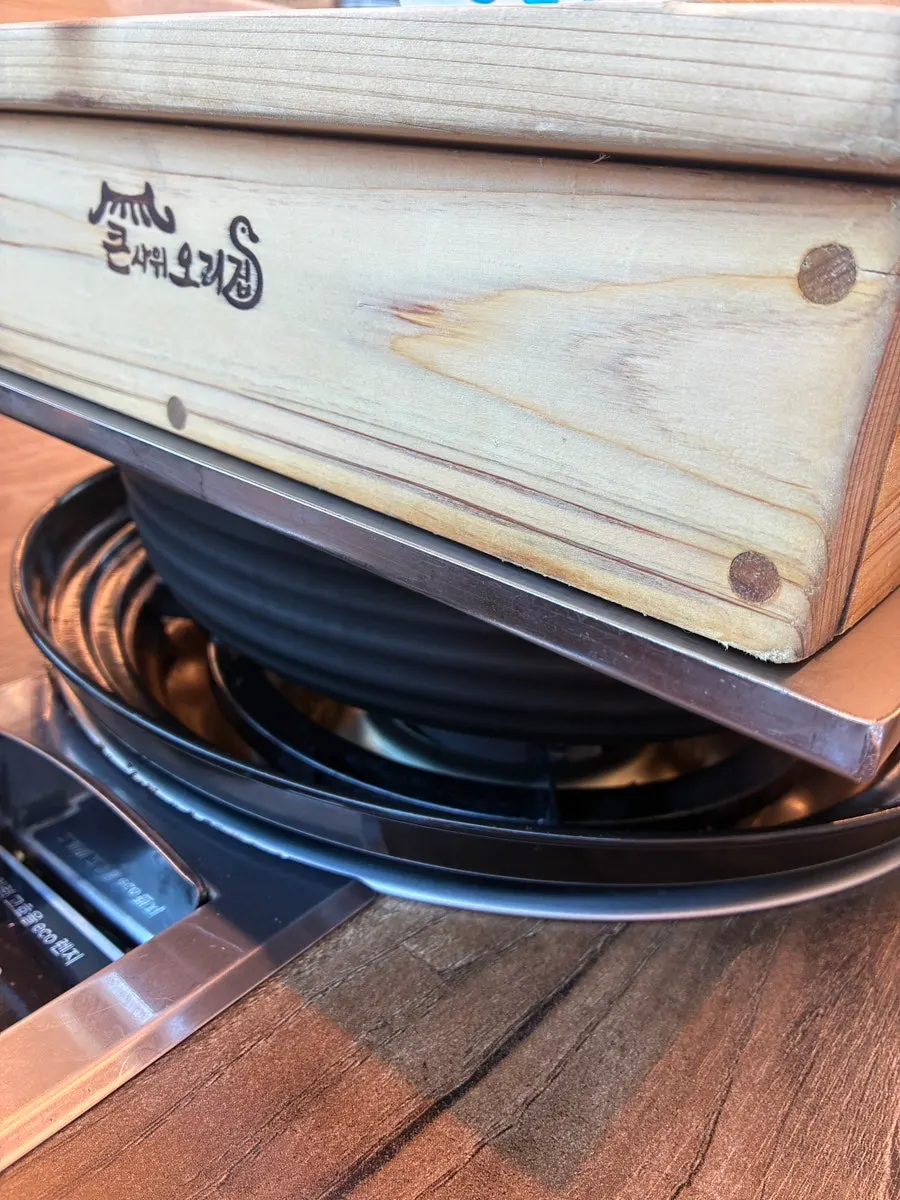 Duck dori-tang stew placed beneath the steamer box