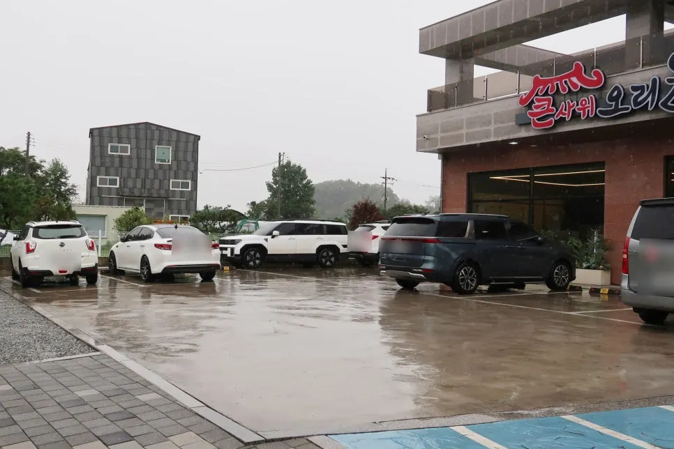큰사위 오리집 앞 주차 공간