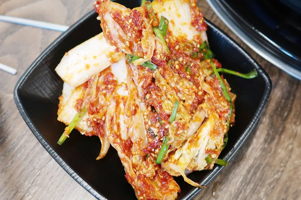 겉절이와 함께 차려진 기본 반찬